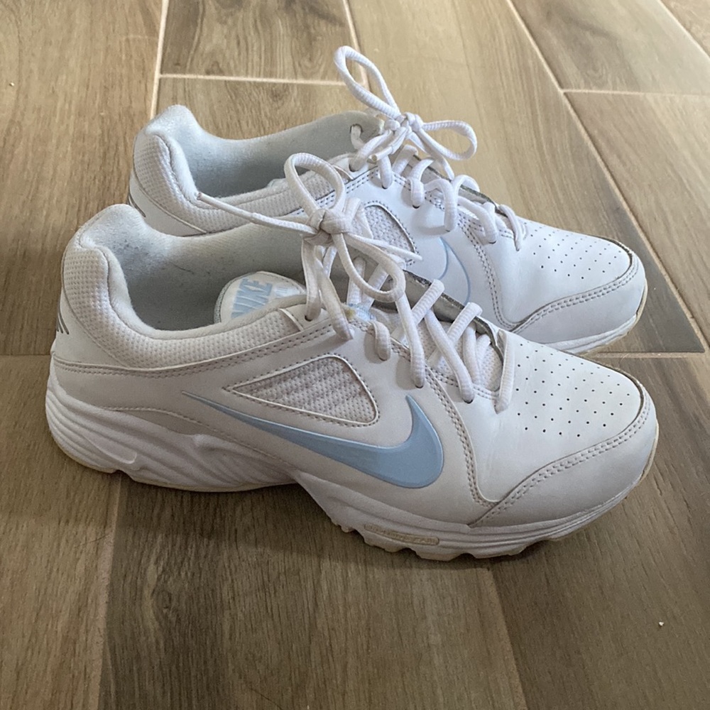 Womens Nike View III Sneakers